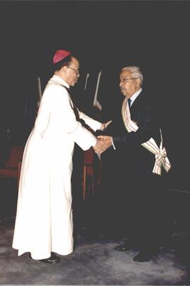 O Bispo D. Paulino de Évora cumprimenta o novo Presidente da República, Comandante Pedro Pires