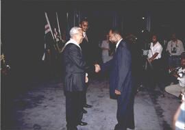 Convidado cumprimenta o novo Presidente da República de Cabo Verde, Comandante Pedro Pires