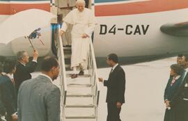 A chegada do Papa João Paulo II ao Aeroporto Francisco Mendes, na cidade da Praia