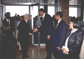 O Presidente da Assembleia Nacional, Aristides Raimundo Lima, cumprimentando o Presidente eleito, Comandante Pedro Pires, na sua chegada ao Palácio da Assembleia Nacional.