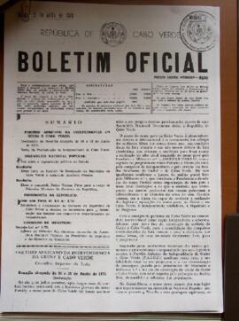 Boletim Oficial nº1 (julho de 1975). Inclui:  Lei sobre a organização política do Estado; a  Decisão com força de Lei nº 1/75 – que estabelece a composição do Governo da República de Cabo Verde e designa os camaradas para o desempenho das funções dos respetivos departamentos governamentais, e outros.