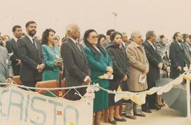 O Presidente da República, Aristides Pereira, acompanhado por sua esposa e por membros do governo, assistindo à missa celebrada pelo Papa João Paulo II.