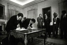 Foto da assinatura do acordo de Lisboa, Melo Antunes e Pedro Pires
