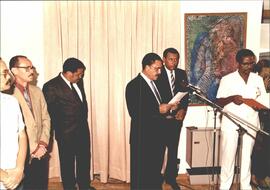 Foto do 1º Governador do Banco de Cabo Verde, Corentino Virgílio Santos, prestando juramento na cerimônia de posse