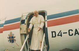 A chegada do Papa João Paulo II ao Aeroporto Francisco Mendes, na cidade da Praia
