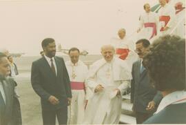 Recepção do Papa João Paulo II à sua chegada ao aeroporto da Praia.