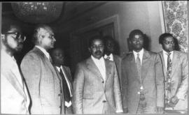 O Comandante Pedro Pires e a delegação do PAIGC em Lisboa, por ocasião do processo de negociação da independência de Cabo Verde e Guiné-Bissau