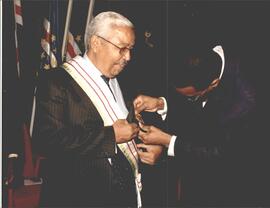 O Presidente da Assembleia Nacional, Aristides Raimundo Lima, coloca a faixa presidencial no novo Presidente da República, Comandante Pedro Pires
