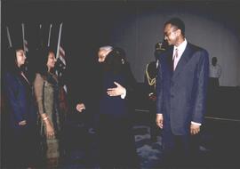 Esposa e filhas cumprimentando o novo Presidente da República de Cabo Verde, Comandante Pedro Pires