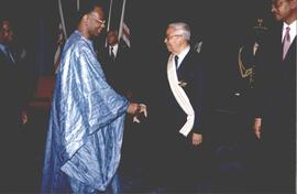 Convidado cumprimenta o novo Presidente da República de Cabo Verde, Comandante Pedro Pires