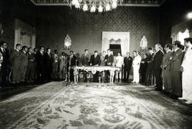 O Presidente António Spínola formaliza o reconhecimento da Independência da Guiné-Bissau em um evento que contou com a presença da delegação do PAIGC, realizado em 10 de setembro de 1974.