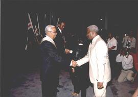 Convidado cumprimenta o novo Presidente da República de Cabo Verde, Comandante Pedro Pires